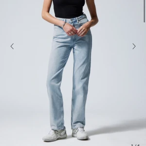 Ljusblå weekday jeans - Modell rowe i stolek L30/32? Och W29