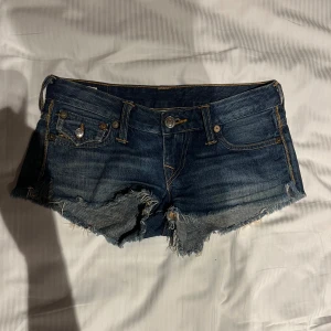 TRUE RELIGION JEANS SHORTS  - True religon jeans shorts perfekta nu till sommaren! Shortsen har inga defekter och är i toppen kvalitet. Vid övriga frågor eller vid önskemål av fler bilder är det enbart att skriva! 