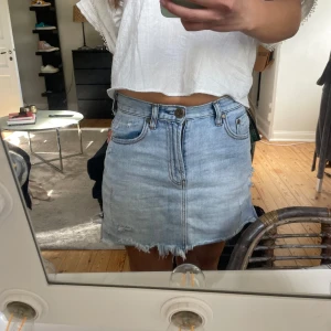 Jeanskjol - Snygg jeanskjol från OneTeaSpoon! Storlek xs / 26