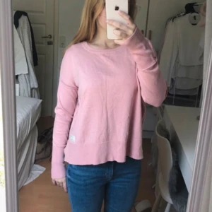 Stickad tröja  - Rosa stickad tröja ifrån Odd Molly i storlek 0 som motsvarar XS. I väldigt gott skick.  För mer info eller bilder på, kontakta mig 🤗  Den är annorlunda i ryggen, bilder kan fås. 