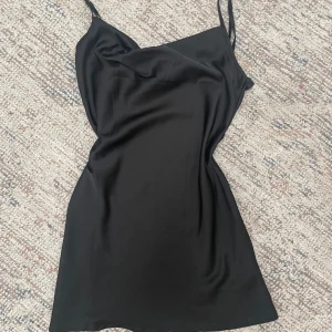 Svart klänning  - Säljer nu min favoritklänning då den blivit för kort för mig :(( perfekt till fest eller middag. väldigt bra skick, inga defekter 💕 