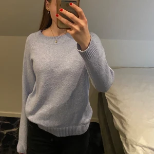 Stickad tröja - Säljer denna super fina ljusblåa stickade tröjan då den inte längre kommer till användning . Man kan se att den är använd men är  i fint skick.🩷