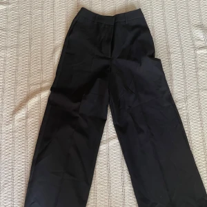 Hödmidjade kostymbyxor  - Aldrig använd 