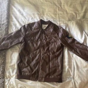 Stone Island Ny Skick - Storleken är L, ny skick inte en skråma eller defekt på något som hälst ställe använd 1 gång. Bara jackan ingår samt extremt billigt pris pga behöver bli av med den har legat och skräpat i garderoben.
