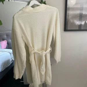 Stickad klänning vit  - Storlek 36, inte använd så mycket 🥰