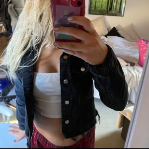 Klippt croppat jeansjacka - Supersöt