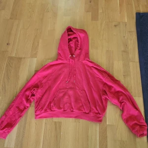 Röd Hoodie - Skön, röd hoodie från H&M i storlek M. Säljer då jag inte använder den längre. (Pris kan diskuteras)
