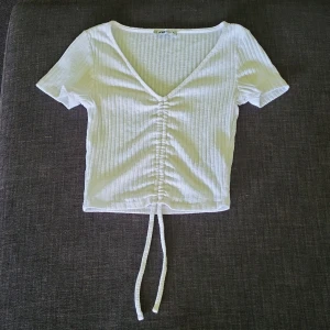 Vit topp - En jättesöt topp från New Yorker i storlek XS. Säljer då jag inte använder den längre. Mycket bra skick!  (Pris går att diskutera)