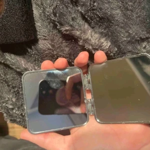 Spegel  - En liten spegel man kan ta med överallt 