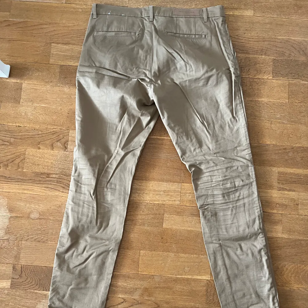 Bra skick förutom en defekt som syns på sista bilden :) Nypris 999 kr.. Jeans & Byxor.