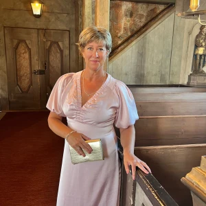 Perfekt klänning - neo noir  - En så fin klänning med tyng, sitter super och bekvämt.  Endast använd en gång av min mamma på bröllop. Storlek 40, normal i storleken. Jättefin till bröllop, dop, examen, en kommande finsittning på plugget eller liknande.