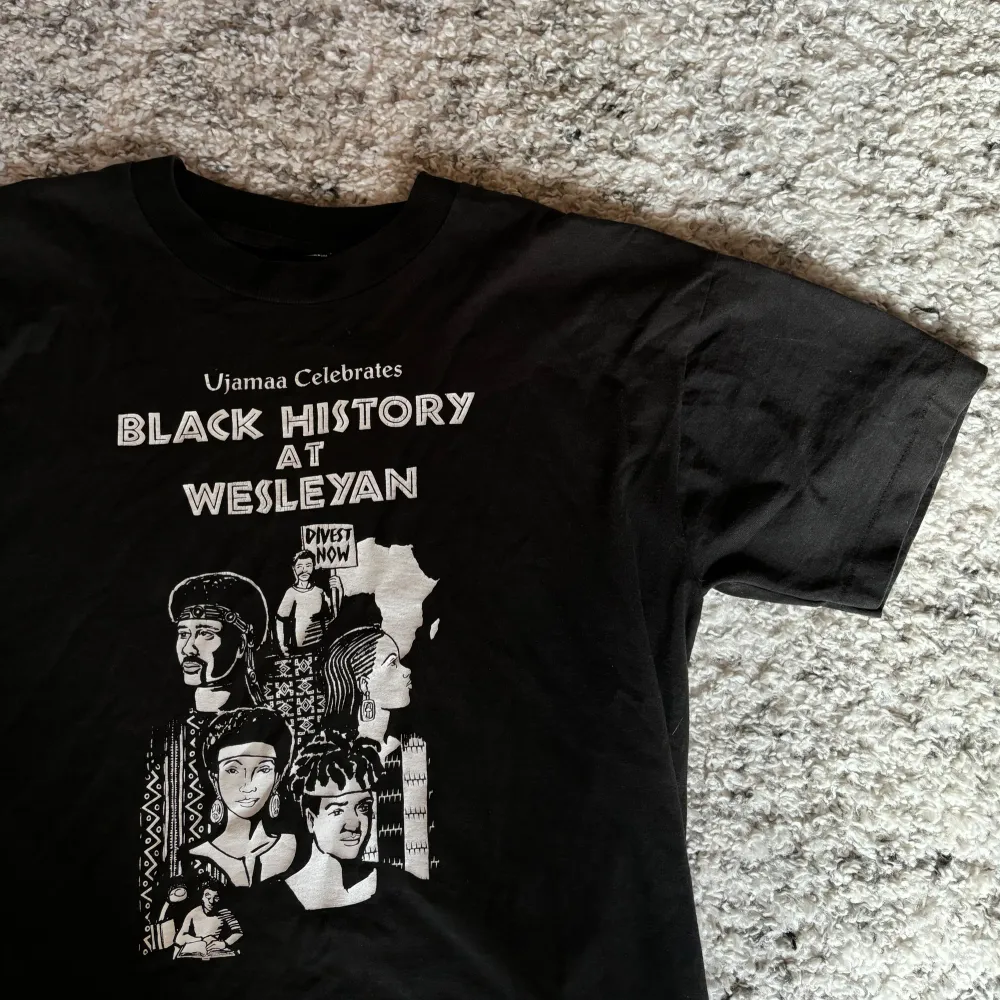 Oversized svart t-shirt med Black History tryck fram och bak..Fint skick! Storlek står ej men passar alla mellan XS-L beroende på hur man vill att den ska sitta, jag är en S för jämförelse 🩵. T-shirts.