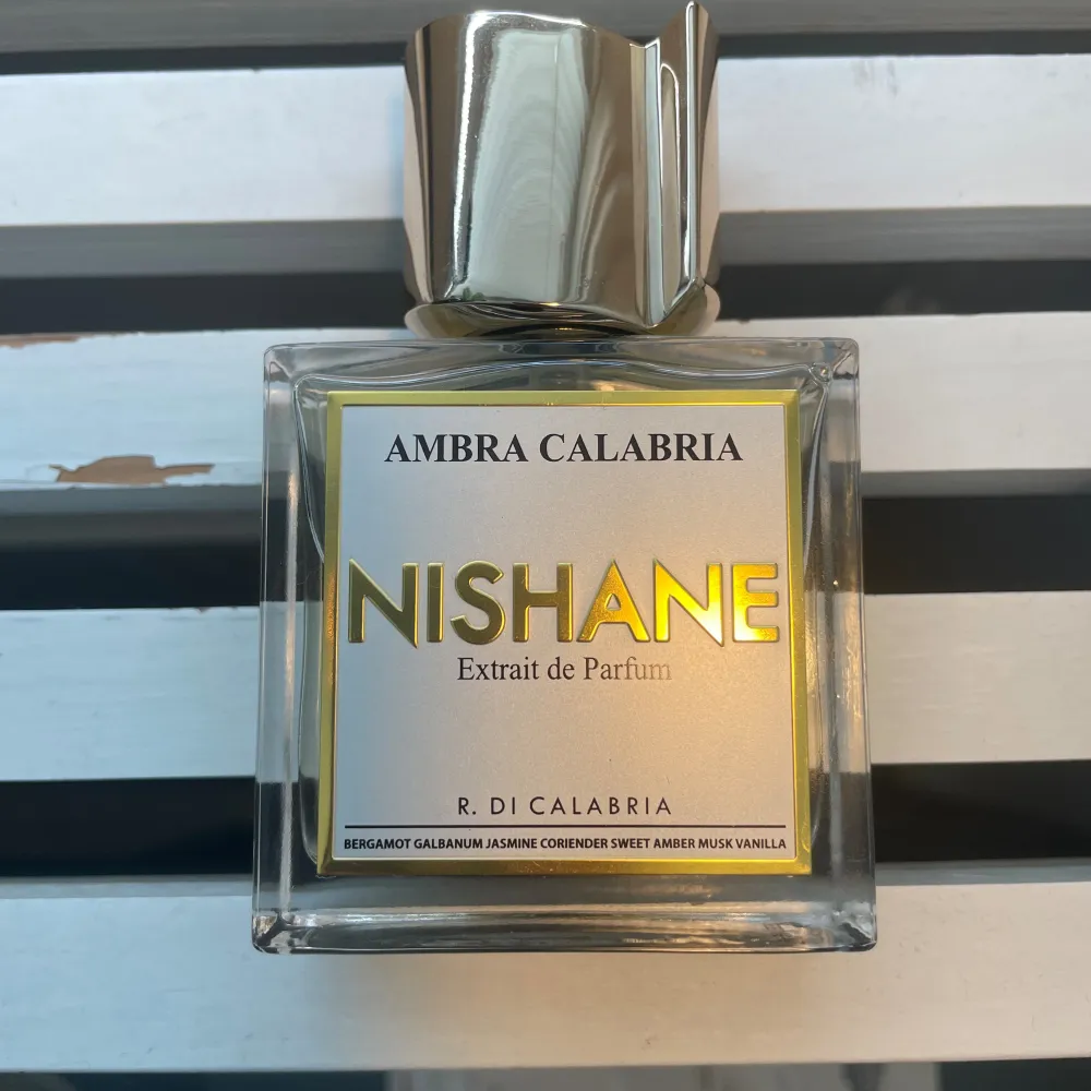 Säljer min nishane ambra Calabria. Den är 50 ml och är oanvänd. Nypris runt 2300kr. . Parfym.