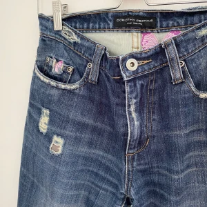Bootcut jeans med fjärilar - Coola snygga lågmidjade bootcut jeans med rosa fjärils detaljer. Jättesnygga men tyvärr för små!