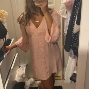 Sommarklänning  - Säljer denna superfina sommarklänningen då den inte kommer till användning. Aldrig använd med lappen kvar.