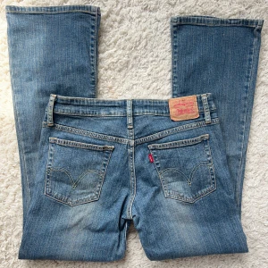 Lågmidjade Bootcut jeans  - Lågmidjade Bootcut jeans från Levis i modellen ”superlow Bootcut” uppskattar storlek s-m men står ”7s” i jeansen. har inga bilder på då de är alldeles för stora. Innerbenslängd:72 midjemått:38 X2. Köp sker via köp nu, postar inom 24h. 