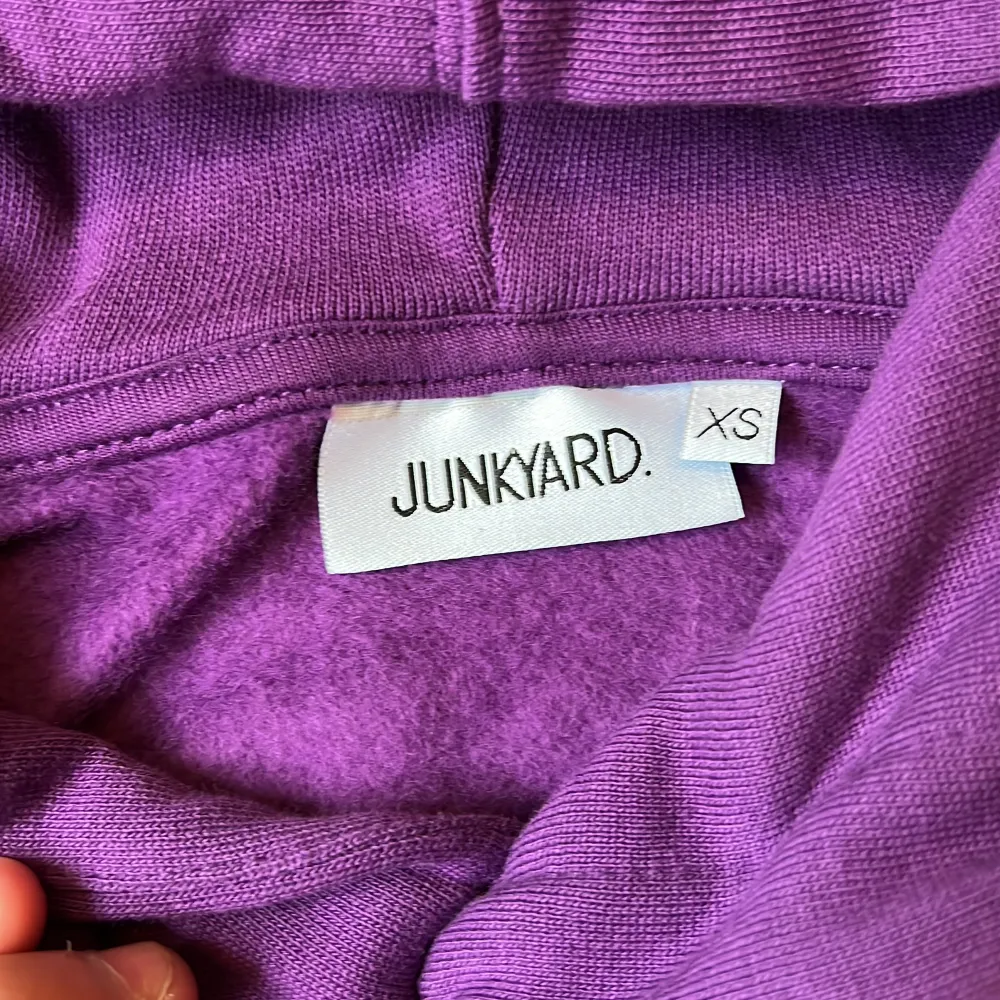 Oversized Junkyard hoodie XS. Aldrig använd, har bara legat i garderoben. Dm för frågor, pris går såklart att diskutera.. Hoodies.