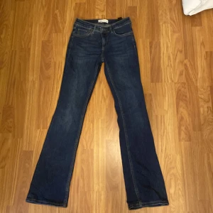 Lågmidjade jeans - Low waist bootcut jeans från Zara, dom har ett hål nere i benen som man ser på sista bilden men det syns inte när man har på sig dom! Skriv för fler bilder eller frågor💞