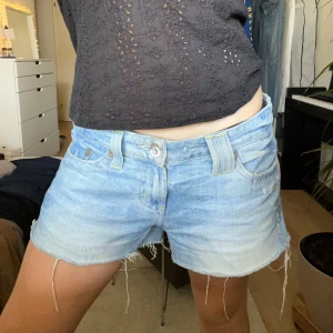 Denim jeansshorts  - Säljer nu mina favorit denimshorts med låg midja och massor med fina detaljer på då de tyvärr är för stora på mig, skriv för fler bilder eller frågor💕