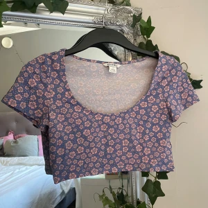 Topp blommig monki - Storlek small, knappt använd 💕