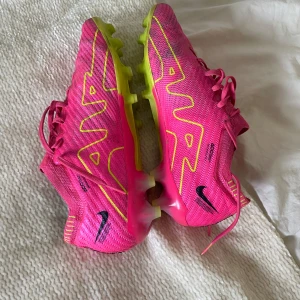 Rosa Air Mecurial - Säljer mina Fotbollsskor för att de inte passar längre, de är lite smutsiga men det går och tvätta enkelt.Riktigt bra sick. Priset kan diskuteras vid snabb affär.