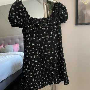 Svart blommig klänning - storlek 36, knappt använd ☀️