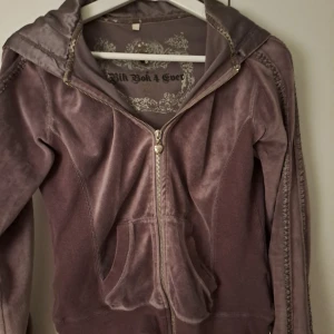 Y2k zip up - Jättefin lila Y2k tröja i velour storlek S som tyvärr inte kommer till användning längre❤❤❤