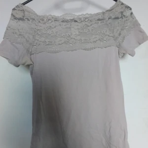 Blus - Super fin topp med spets detaljer ❤️❤️