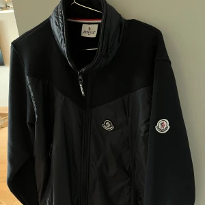Moncler cardigan s/m  - Säljer min moncler jacka som jag har använt 2 gånger. Qr kod finns. Först till kvarn, bjuder på frakten 