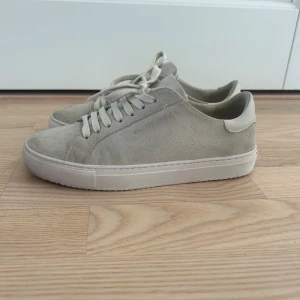 Axel Arigato skor- Clean 90 Suede Sneaker  - Säljer dessa arigatos som är ungefär ett år gamla. Dem är i bra skick men lite smutsiga som synns på bilden. Storlek 39🫶🏻