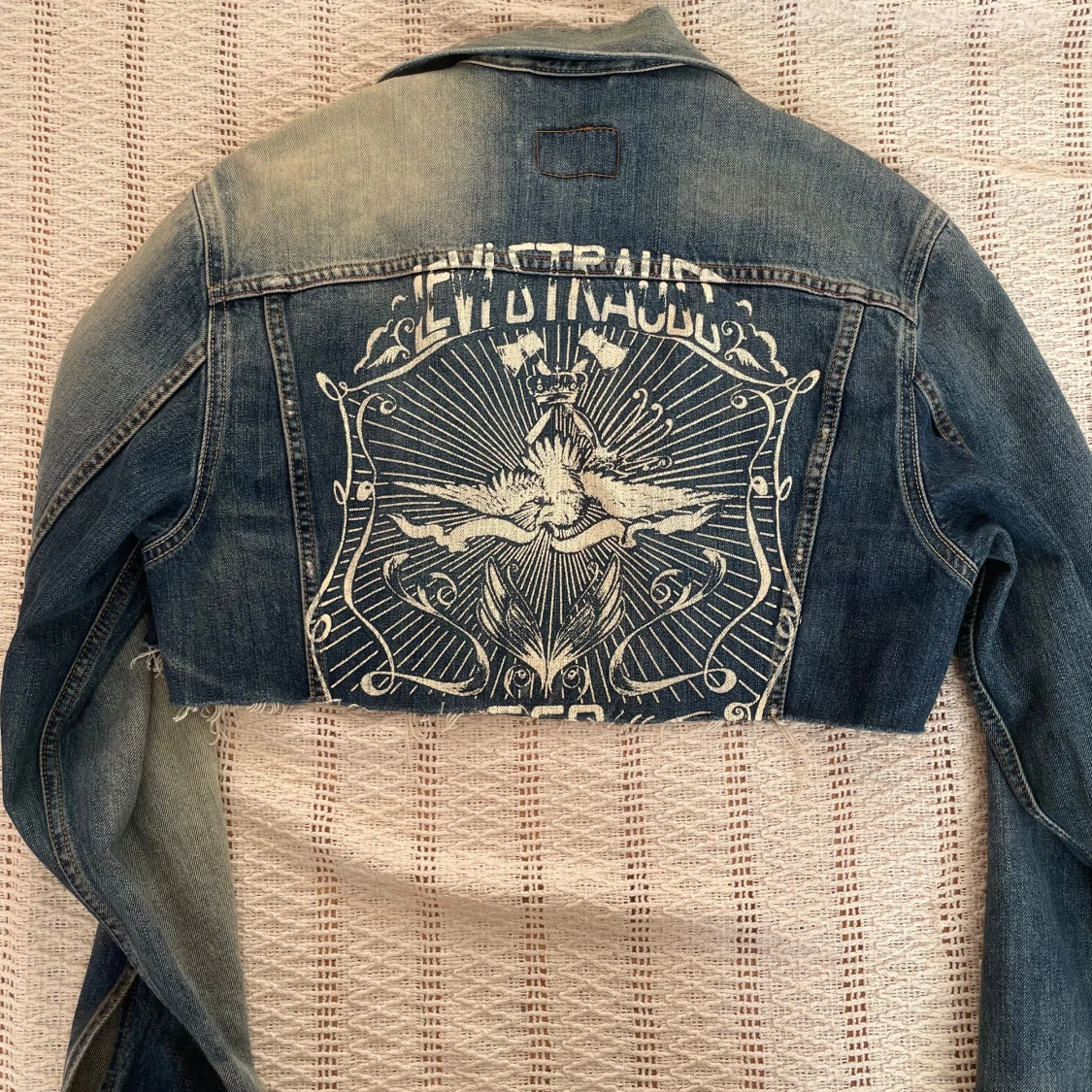 Vintage Levi’s croppad jeansjacka med tryckt - 90