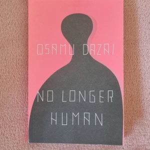 No Longer Human, Bok - Skrivet av Osamu Dazai. Boken är i fint skick och är i princip oanvänd.   Kan skickas med post omgående!