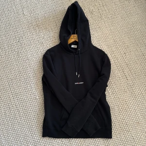 Saint Laurent Hoodie - Säljer denna sjukt snygga saint Laurent hoodien till ett bra pris, Hoodien är i bra skick samt kvitto tillkommer, vid eventuella funderingar är de bara höra av! 🤘