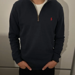 Ralph Lauren Quarter Zip - Ralph Lauren Quarter Zip i färgen marin blå