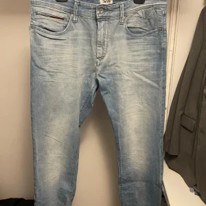 Tommy Hilfiger jeans  - Använd enstaka gånger, nyskick. W34 L32. Ljusa.