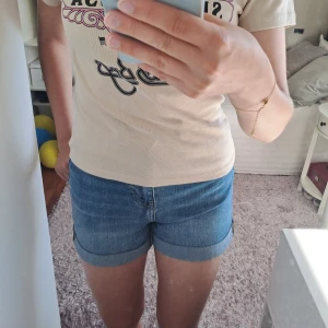 Jeansshorts  - Väldigt sköna och stretching jeansshorts.🤍🤍 Mid/högmidjade shorts med dragkedja och en knapp.✨️ Säljer för att de är för små. Skriv för fler bilder!🤗💕 (säljer även tröjan i ett annat inlägg)