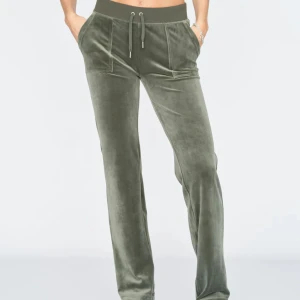 Juicy Couture byxor - Gröna (thyme) jc byxor. Sömmen har gått upp lite på baksidan (se bild 3) men inget som märks jättemycket, annars väldigt bra skick. nypris: 1200kr