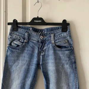 Jeans - Säljer dessa jeans från bondelid i storlek XS/34! Lågmidjade och bootcut, såå snygga❤️