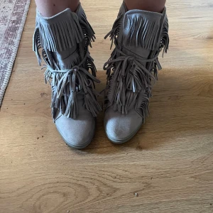 Frans skor - Skitsnygga fransskor med klack inuti💗Det går inte att starta budgivning men det är flera intresserade så skicka bud. Just nu ligger det på 600💗