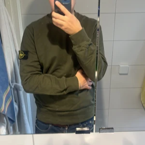 Stone Island tröja ÄKTA - Mörkgrön Stone Island, fick den förra året. Har använt tröjan väl men har tröttnat på den nu och vill därför sälja den! 