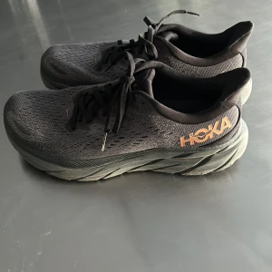 Hoka - Ett par mycket fina Hokaskor i stl 40,5  Som nya. Färg grå