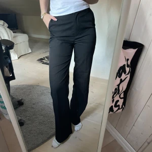 Svarta kostymbyxor  - Svarta kostymbyxor från BibBok i strl 36 🫶🏻 I nyskick.