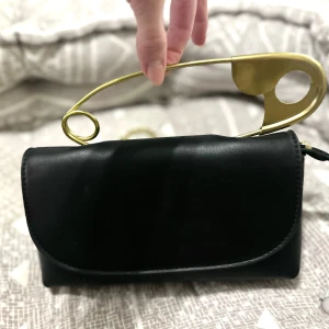 Snygg väska med stort gem som handtag - Fashionabel väska med ett gigantiskt gem som handtag.  Sällsyn väska, roliga assessoar. 