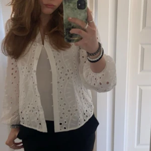 Broderad blus  - jättefin blus från New yorker. Den sista bilden är inte min men det är så den ser ut.  Jag har bara använt den två gånger. 💗💗 skriv vid frågor!! Kan tänka mig att sänka priset. 