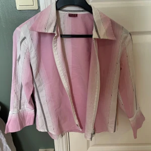 Blus - Randig blus med två zips, väldigt snygg och bekväm! Men har inte använt den så mycket som jag trodde att jag skulle:(❤️