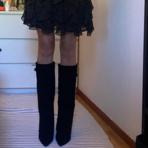 Svarta boots - Säljer ett par jättefina svarta boots✨ Klackhöjd: ca 10cm Strl: 41 men mer åt 40 Aldrig använda!  Nypris: 599kr