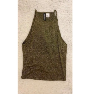 Glittrig topp  - En snygg glittrig topp size XS men funkar även för S