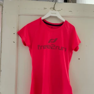 Träningströja  - Ok skick vad jag ser priset är absolut diskuterbart och har du funderingar så tvecka inte på att höra av dig🥰