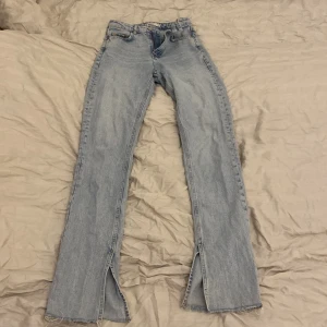 Ginatricot Jeans  - Säljer då de är förstora för mig, använda en gång. Sitter som S och är lite långa för mig som är 170  Nypris 600  säljer för 400, pris kan diskuteras 