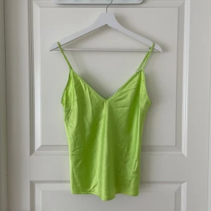 Grönt satin linne  -  linne i satin den zara Mycket bra skick 